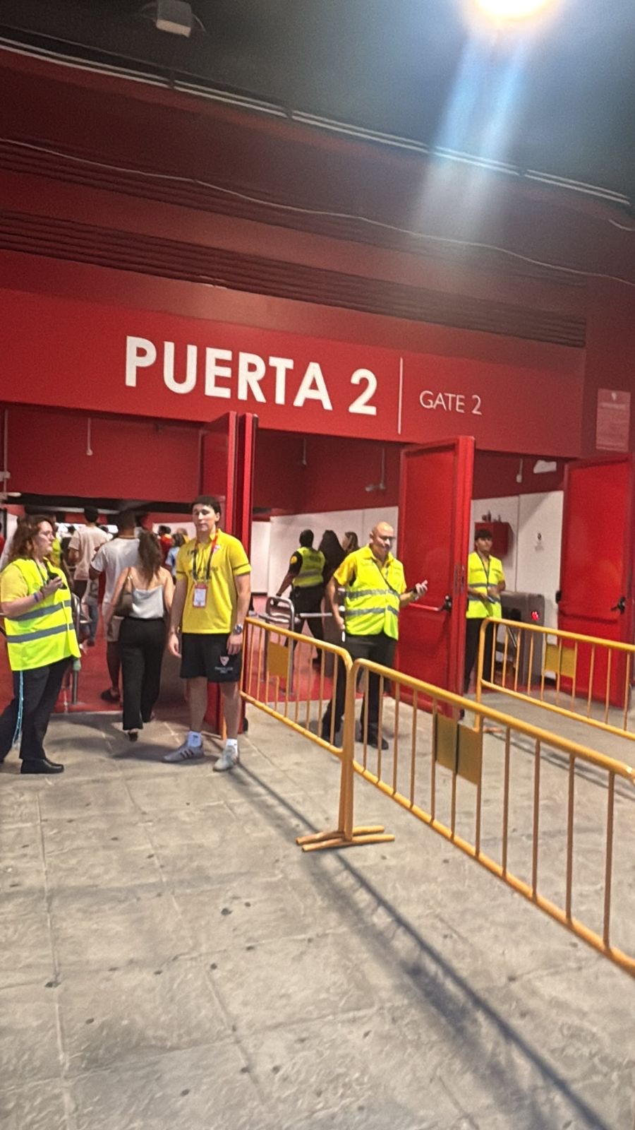 Accesos de un estadio con personal de control antes de un partido