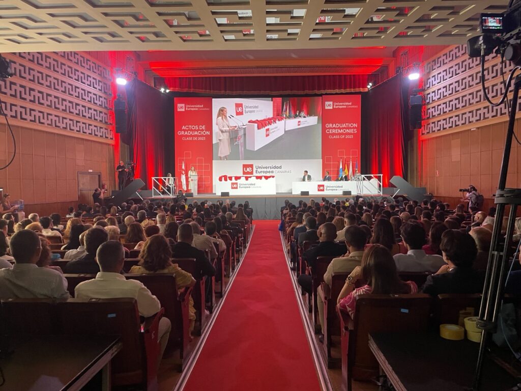 Acto de graduación de la Universidad Europea Canarias visto desde el fondo del auditorio